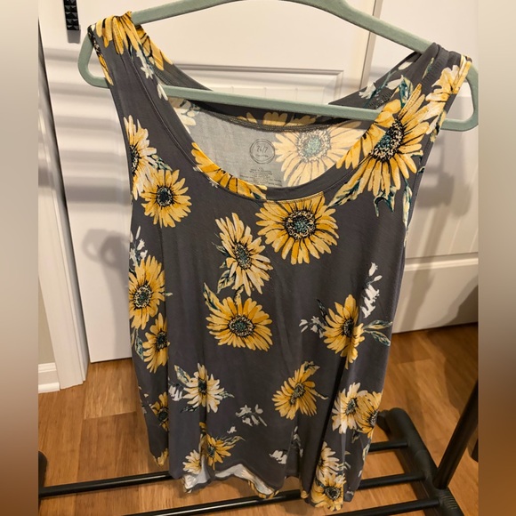 Maurices Tops - Maurice’s Floral Gray Sleeveless Top